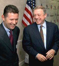 Verizon's Shawn Stacy (left) with Tenn. Gov. Phil Bredesen
